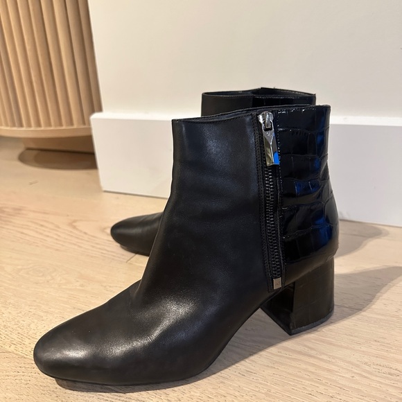 Michael Kors Alane Flex Croc-embossed Leather Ankle Boots In Black size 9 - Picture 4 of 10